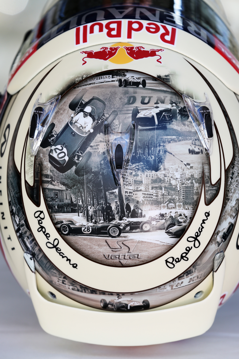 Illustration for article titled Sebastian Vettel's Monaco Helmet Reveals A Naked Pinup When Heated